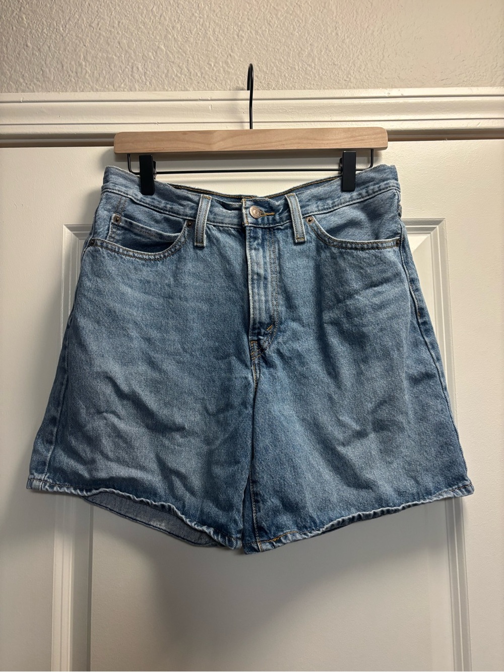 Levi’s ‘94 Baggy Shorts Classic High-Waist Denim Shorts in Light Blue Size 29